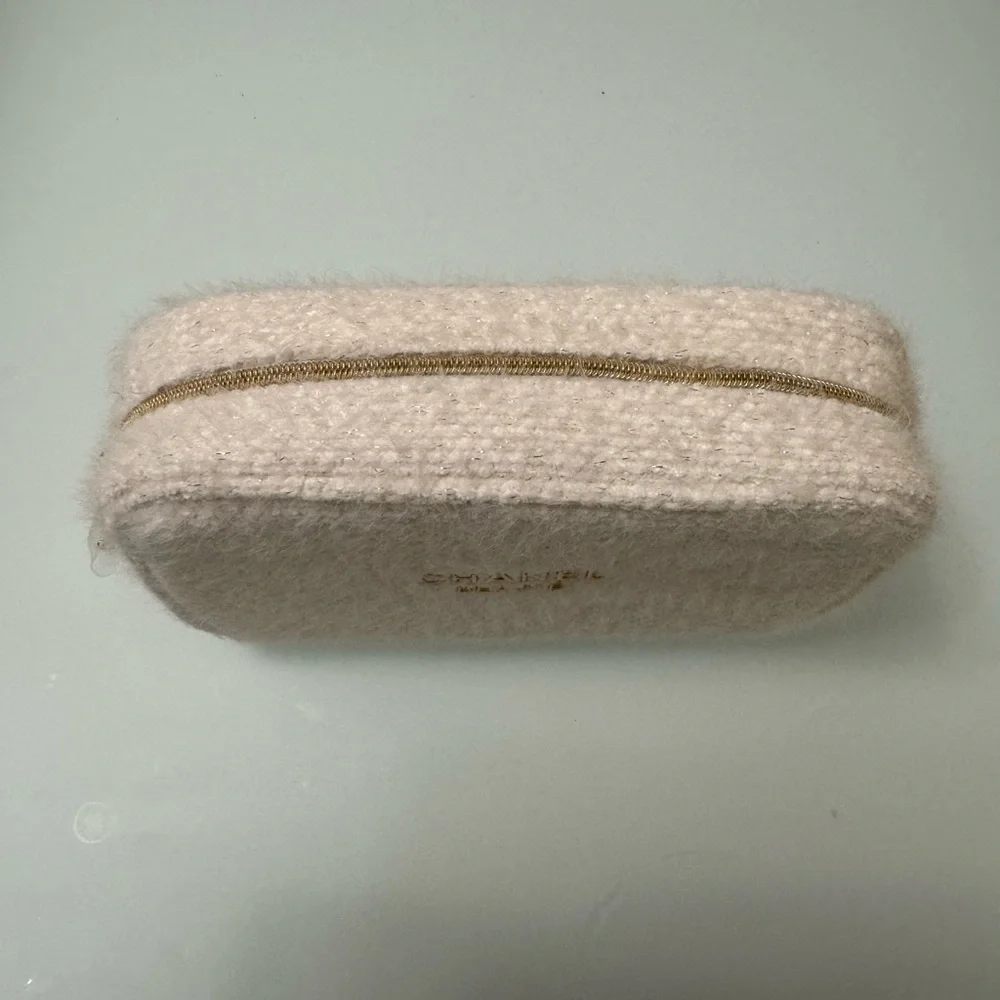 CHANEL Beauté Pale Pink Bouclé Cosmetic Pouch with Gold Logo - Picture 3 of 5